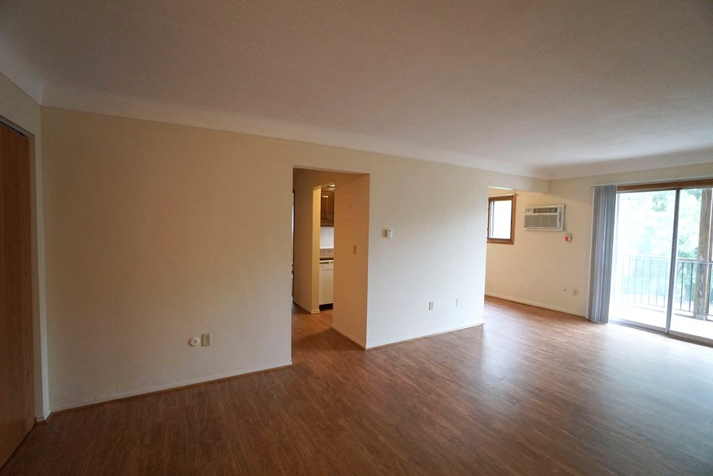 Granite Flats Apartments, 316 Larpenteur Ave E, East St. Paul, MN